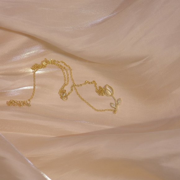 NEW 14K Gold Plated Diamond Flower Leaf Necklace - Picture 9 of 10